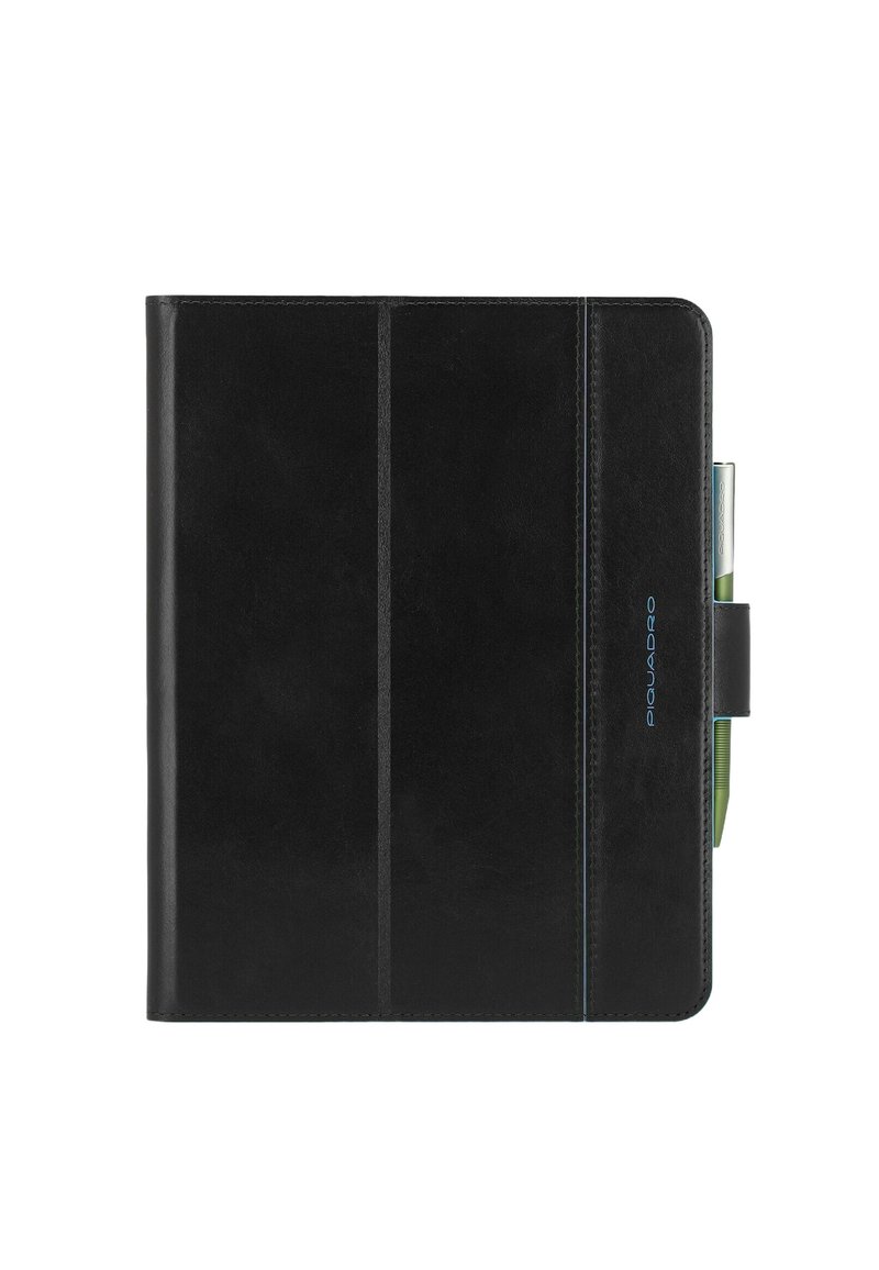Schwarzes Leder-Portfolio mit glatter Textur, versehen mit drei vertikalen Streifen und einem Stift in einem elastischen Halter, markiert mit "Piquadro".