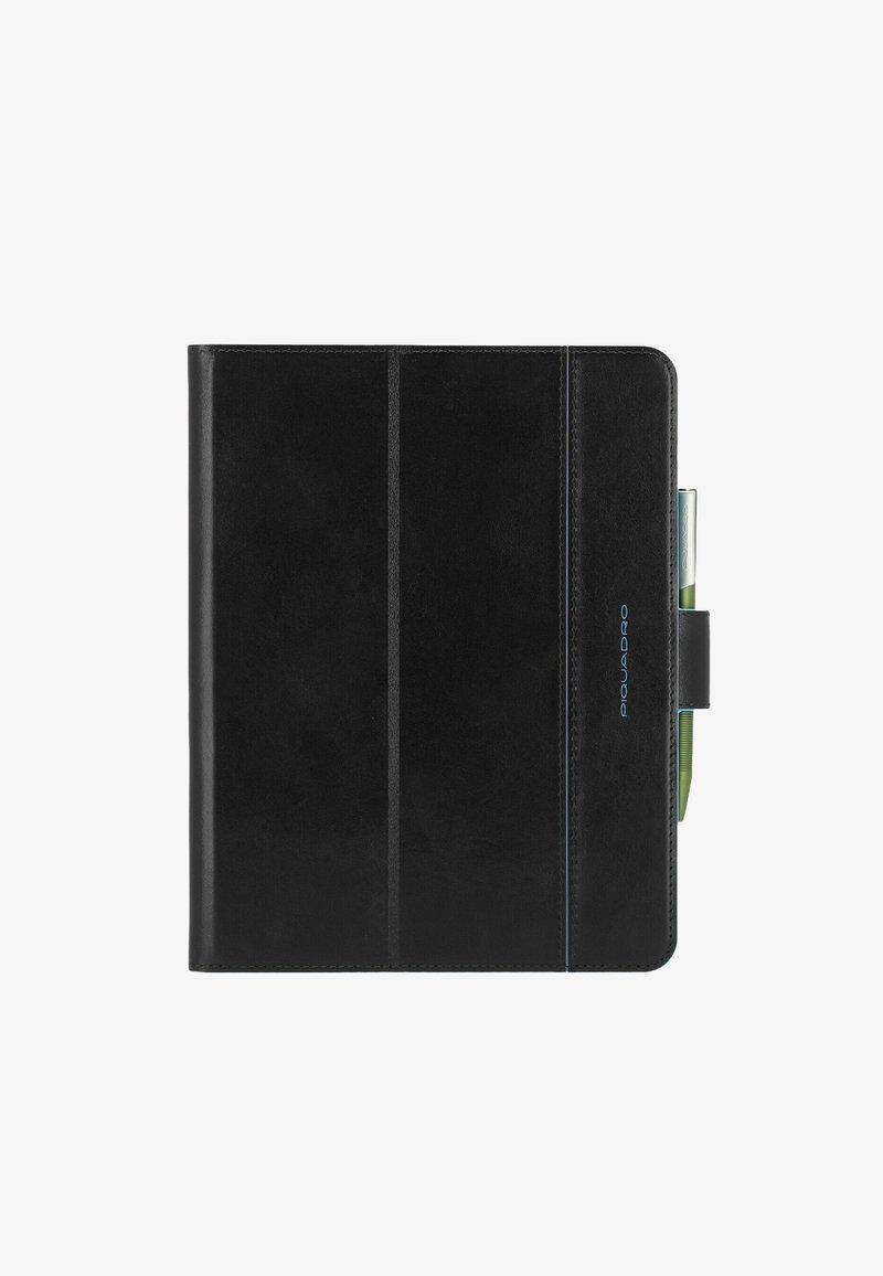 Schwarzes Leder-Portfolio mit glatter Textur, versehen mit drei vertikalen Streifen und einem Stift in einem elastischen Halter, markiert mit "Piquadro".