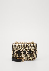 Piccola borsa rettangolare in oro e nero, con stampa di logo. Include hardware dorato, tracolla a catena e dettagli neri. Texture liscia.