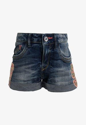 Short en jean bleu foncé avec ourlets roulés, poches avant, fermeture par boutons et patchs brodés colorés sur les côtés.