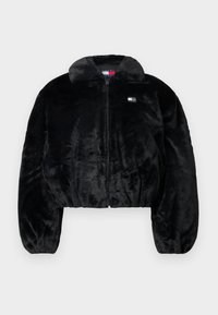 Μαύρο κοντό μπουφάν από μαλακή συνθετική γούνα με κλείσιμο με φερμουάρ, μεγάλο γιακά και ελαστική μέση. Διαθέτει μικρό λογότυπο στο στήθος.
