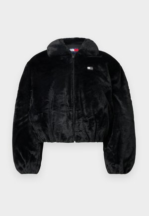 Casaco curto preto feito de pelo falso macio, com fecho de correr, gola grande e cintura elástica. Apresenta um pequeno emblema com logótipo no peito.