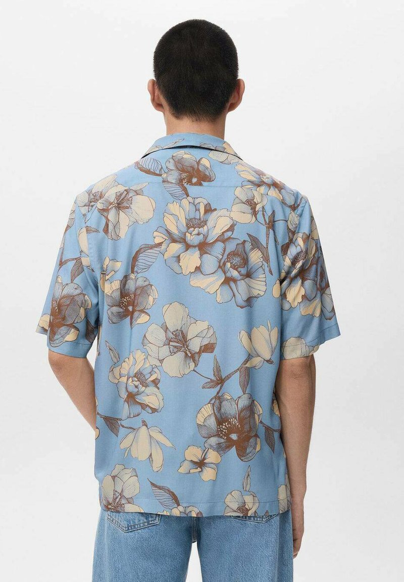 Kurzärmeliges, hellblaues Hemd mit großen cremefarbenen und braunen Blumen, einem Camp-Kragen und einem lockeren Schnitt. Hergestellt aus weichem Stoff.