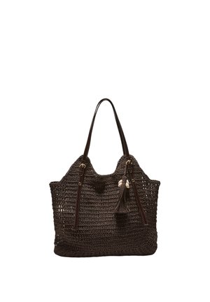 Sac fourre-tout tissé marron foncé avec deux bretelles et un pompon décoratif avec de petits coquillages suspendu à une bretelle.