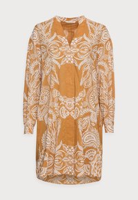 Langærmet kjole lavet af letvægts orange stof, prydet med hvide blomster- og paisleymønstre, med v-hals og afslappet pasform.