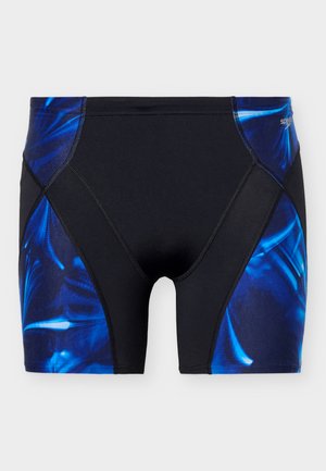 Svart badebukse for menn med blå abstrakte sidepaneler og høy midje, laget av glatt og elastisk stoff.