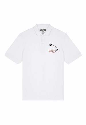 Polo bianco con una spilla da balia nera e accenti rossi ricamati sul petto sinistro. Presenta un colletto classico e maniche corte.