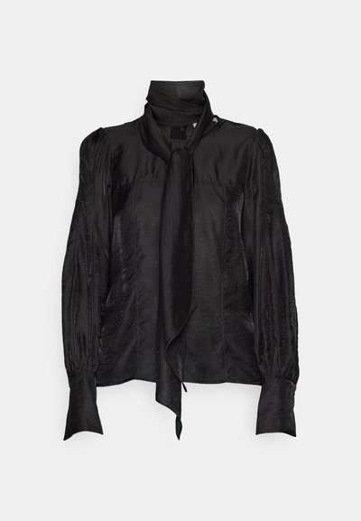 Blusa negra de manga larga con cuello de lazo, que presenta una textura suave y brillante, hombros fruncidos y puños ajustados.