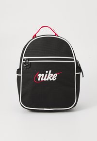 Rucsac Nike negru cu accente roșii, cu dungi albe, buzunar frontal cu fermoar și logo brodat. Dispune de o mânere superioare pentru transport.