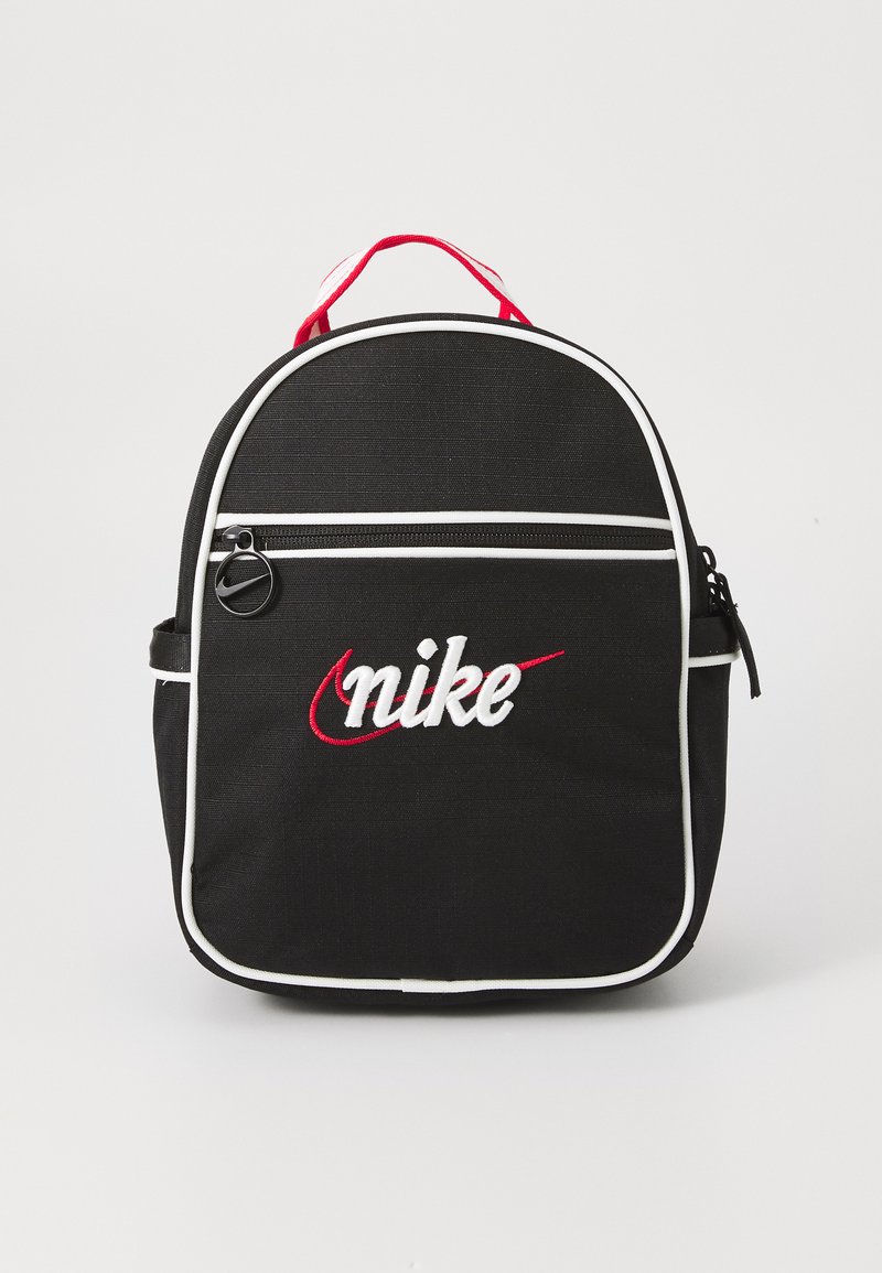 Rucsac Nike negru cu accente roșii, cu dungi albe, buzunar frontal cu fermoar și logo brodat. Dispune de o mânere superioare pentru transport.
