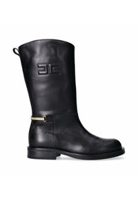 Schwarze Lederkniebots mit runder Zehenform, einem goldenen Akzentriemen und einem geprägten Logo-Detail am Schaft. Glatte Textur und robuste Sohle.