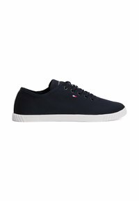 Sneakers in tela blu navy con suola in gomma bianca, punta arrotondata e lacci piatti; presenta un piccolo dettaglio del logo vicino al tallone.