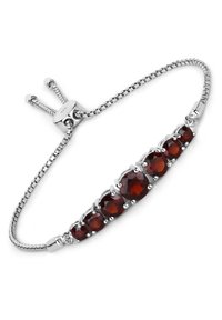 Bracelet en argent avec cinq pierres de grenat facettées en sertissage griffes, doté d'une chaîne ajustable et d'un fermoir coulissant.