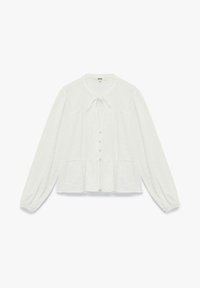 Witte blouse met knoopsluiting, gemaakt van een gestructureerde stof. Heeft lange, opbollende mouwen en een strikhals met een gerimpelde zoom en vijf knopen.