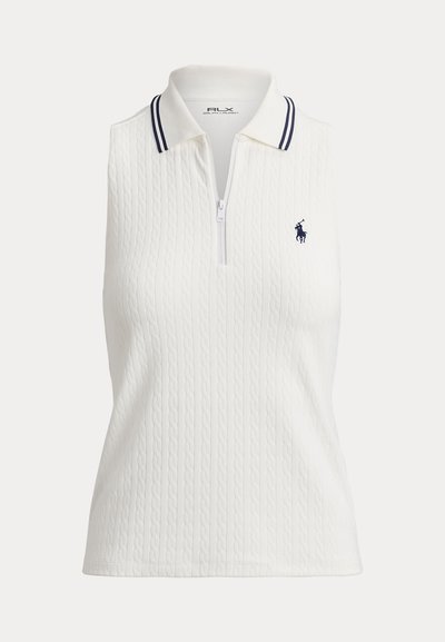 Λευκό αμάνικο polo τοπ με υφασμάτινο μοτίβο πλεκτής με καλώδιο, με φερμουάρ στο λαιμό και γιακά με μπλε ρίγες. Διακοσμητικό κέντημα λογότυπου.