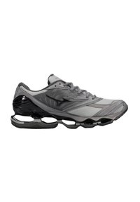 Scarpa sportiva grigia con tomaia in rete, dettagli neri e suola curva distintiva. Presenta un sistema di allacciatura e una soletta imbottita per il supporto.