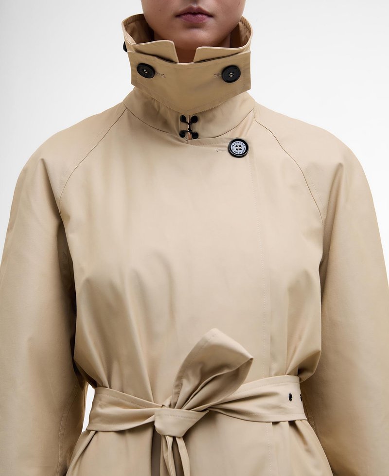 Beige Trenchcoat mit hohem Kragen, zwei schwarzen Knöpfen und einem gebundenen Gürtel. Glatte Textur und strukturierter Schnitt, geeignet für verschiedene Anlässe.