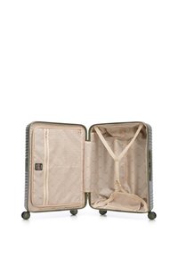Maleta rígida de color verde oliva con una superficie texturizada, compartimentos con cremallera y un interior beige que cuenta con correas y un bolsillo de malla.
