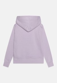 Sweat à capuche violet clair avec manches longues, poignets et ceinture côtelés, vu de dos sur fond blanc.