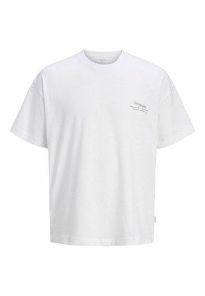 T-shirt blanc à manches courtes avec un petit graphique en texte noir sur le côté gauche de la poitrine indiquant « Cape Serenity » et un texte plus petit en dessous.