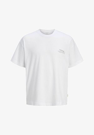 Fehér rövid ujjú póló bal mellrészen kis fekete felirattal, rajta "Cape Serenity" és alatta további kisebb szöveg.