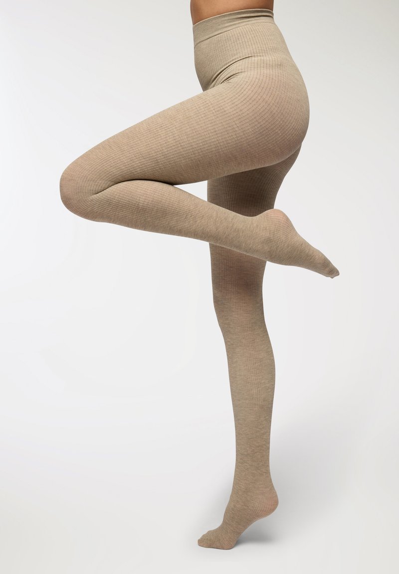 Calze a costine beige con alta vita, texture liscia e vestibilità aderente. Il tessuto presenta un motivo uniforme su tutta la superficie.