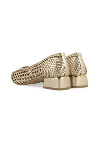 Ballerine in oro intrecciate con un tacco basso, caratterizzate da una parte superiore in rete e dettagli metallici eleganti sul tacco. Il tessuto testurizzato aggiunge profondità visiva.