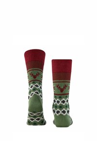 Grüne Socken mit einem roten Rippenbündchen, das Rentiere und geometrische Muster in Weiß und Grün zeigt. Weiches Material, mittlere Höhe.