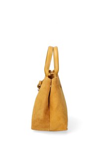 Borsa in camoscio di colore senape, con doppio manico rotondo e forma trapezoidale, caratterizzata da una texture liscia e dettagli minimi.