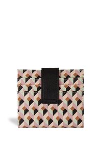 Portafoglio compatto con un motivo geometrico in colori pastello, dotato di una tracolla in pelle nera e numerosi scomparti per carte.