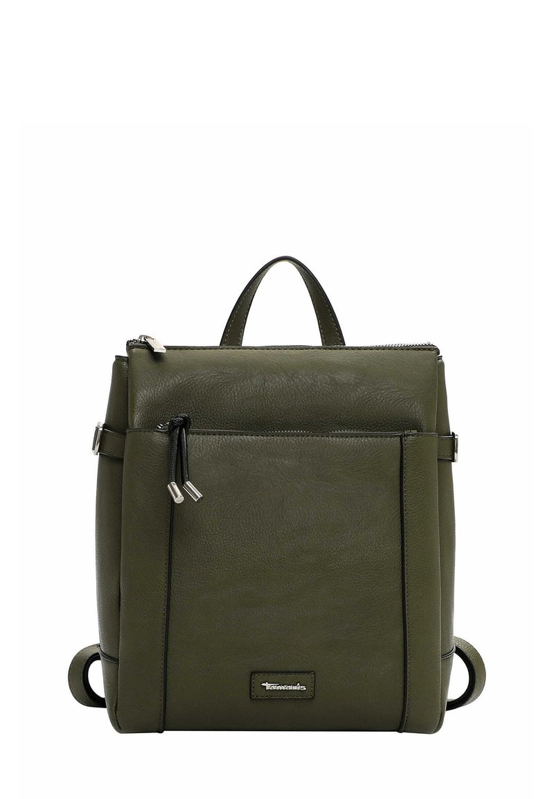 Zaino in pelle verde oliva con manico superiore, tasca frontale con zip, accessori in argento e spallacci regolabili. Texture liscia e design minimalista.