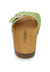 Gröna mocka slip-on sandaler med en silverfärgad metallspänne, korkfotbädd och texturerad gummisula, som visar upp en minimalistisk design.