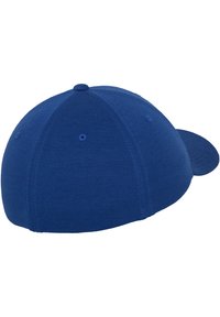 Căciulă de baseball albastră din material neted, având un coronament rotunjit și o vizieră curbată, cu detalii de cusături pe margini.