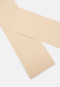 Nude elastiske stoffstriper, myk tekstur, ribbet overflate, flat design, overlappende i midten, minimal tykkelse.
