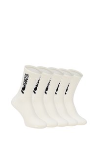 Pięć par białych skarpetek z ribbowym wzorem, z czarnym logo „I ❤ KUBOTA” nadrukowanym z boku. Gładka tekstura, wysokość do połowy łydki.