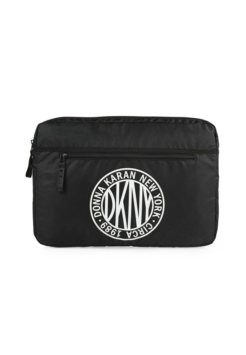 Funda de nylon negra para laptop con un bolsillo con cremallera y un logotipo circular blanco que presenta "DKNY" y "Donna Karan New York". Textura suave.