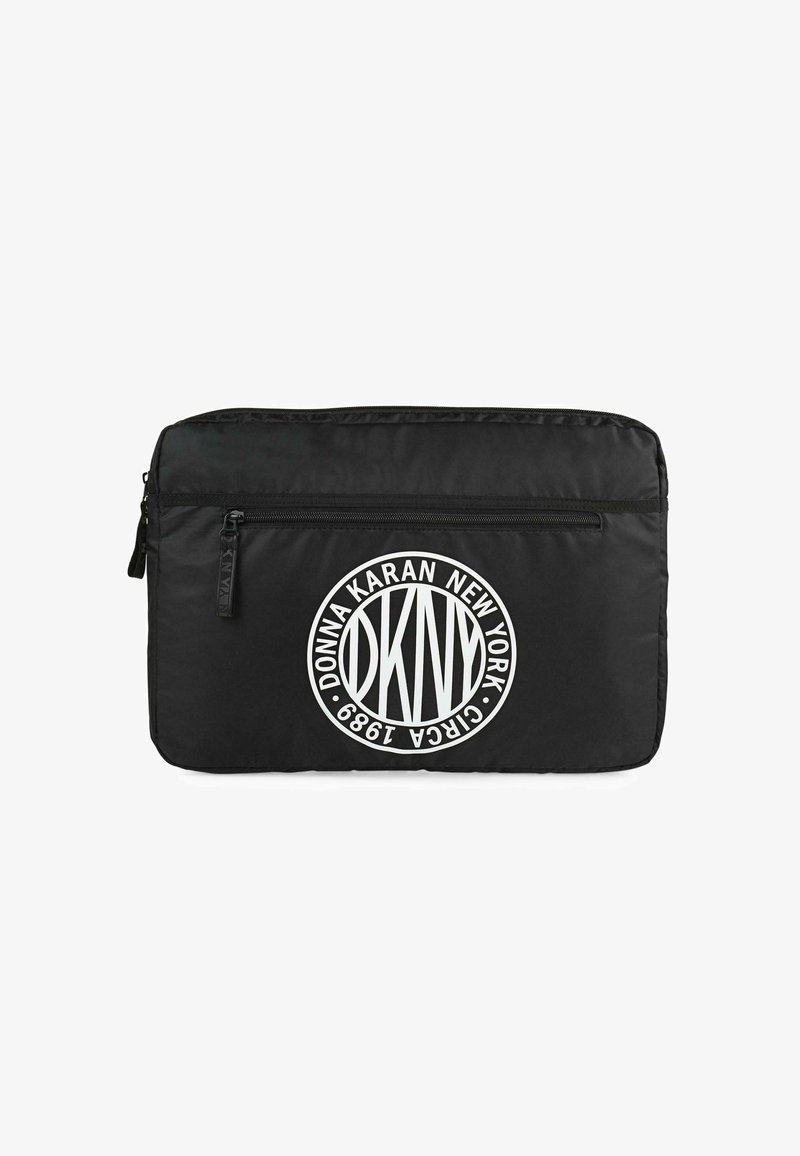 Funda de nylon negra para laptop con un bolsillo con cremallera y un logotipo circular blanco que presenta "DKNY" y "Donna Karan New York". Textura suave.