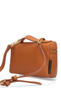 Borsa a tracolla in pelle marrone con texture, dotata di zip dorata, manico corto e tracolla regolabile, caratterizzata da una forma rettangolare e etichetta con logo.