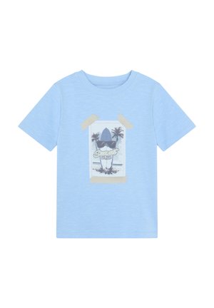 Camiseta de manga corta azul claro con un gráfico de una tabla de surf con gafas de sol, bordeada por cinta beige. Textura suave, ajuste estándar.