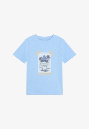 Lichtblauw T-shirt met korte mouwen, met een afbeelding van een surfplank met een zonnebril, omrand door beige tape. Zachte textuur, standaard pasvorm.