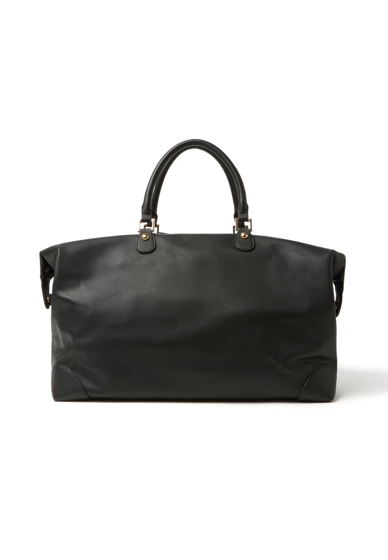 Borsa da viaggio in pelle nera texturizzata con due manici rotondi e hardware dorato, su uno sfondo bianco.