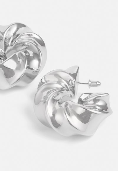 Silverfärgade spiralörhängen med en glänsande finish, som har en vriden design och stiftbaksida för säker bärning.