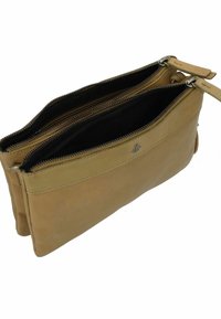 Borsa a pochette in pelle tan con due scomparti con zip, superficie testurizzata e un piccolo stemma ad ancora sul davanti. Incluse cinghie lisce.