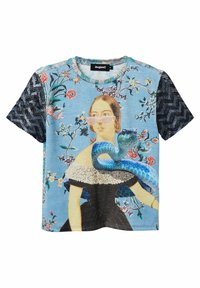 T-shirt med kort ärm som visar en vintage kvinna i en svart klänning, rosa solglasögon, omgiven av blommor och en stor blå orm som slingrar sig över hennes bröst.