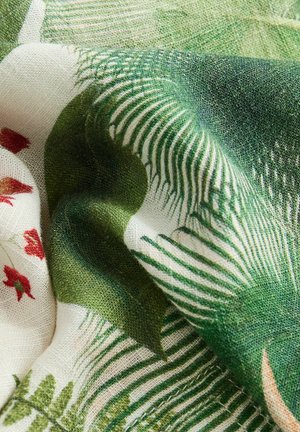 Puuvillakangas, millel on rohelised lehed ja punased lillemustrid, pehme tekstuuriga ning kihiline kujundus, mis on kortsus paigutuses.