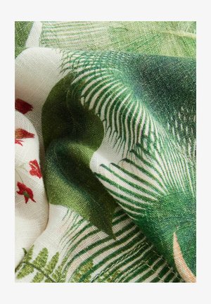 Bomuldsstof med grønne blade og røde blomster mønstre, der har en blød tekstur og lagdelt design i en krøllet opstilling.