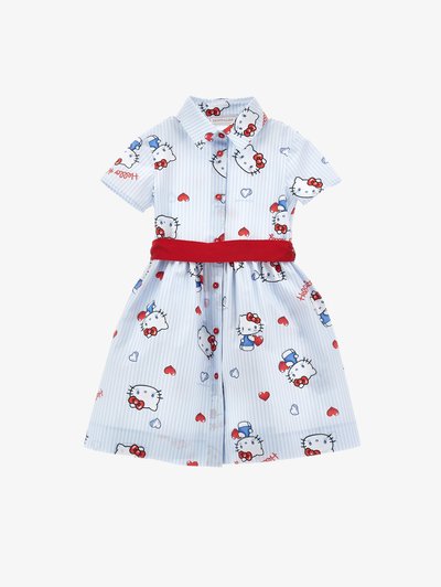 Φόρεμα ανοιχτού μπλε με κοντά μανίκια, με λευκές ρίγες, κόκκινα κουμπιά, κόκκινη ζώνη και διακοσμήσεις με πρόσωπα Hello Kitty και μοτίβα καρδιών σε όλο το σχέδιο.