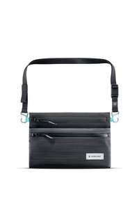 Borsa a tracolla nera in tessuto con due scomparti con zip, tracolla regolabile e un accento azzurro chiaro sul hardware. Etichetta del marchio visibile.