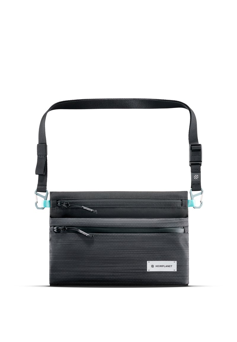 Borsa a tracolla nera in tessuto con due scomparti con zip, tracolla regolabile e un accento azzurro chiaro sul hardware. Etichetta del marchio visibile.