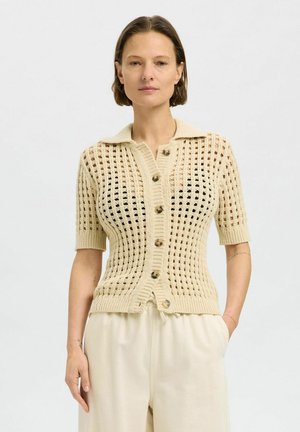 Lys beige strikket cardigan med korte ærmer, prydet med et rutenetmønster, fem knapper fortil og et foldet kravedesign.